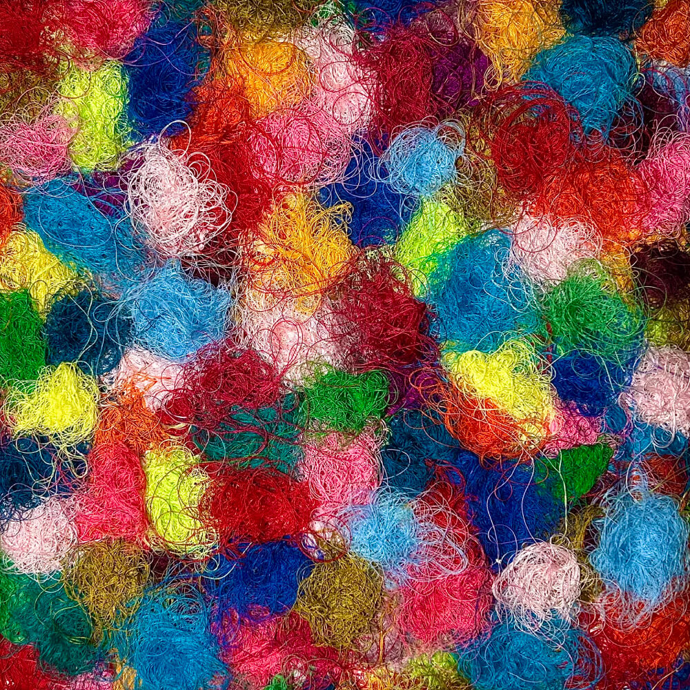 Cette pièce unique marie art textile et abstraction colorée. Réalisée à partir de fils ( 100 % coton ) multicolores entremêlés et superposés. Montée sur une toile blanche, cette oeuvre attire le regard par son explosion de couleur et de textures, qui invite presque au toucher. Elle trouvera parfaitement sa place dans un intérieur contemporain, design ou bohème, apportant énergie et originalité à votre intérieur