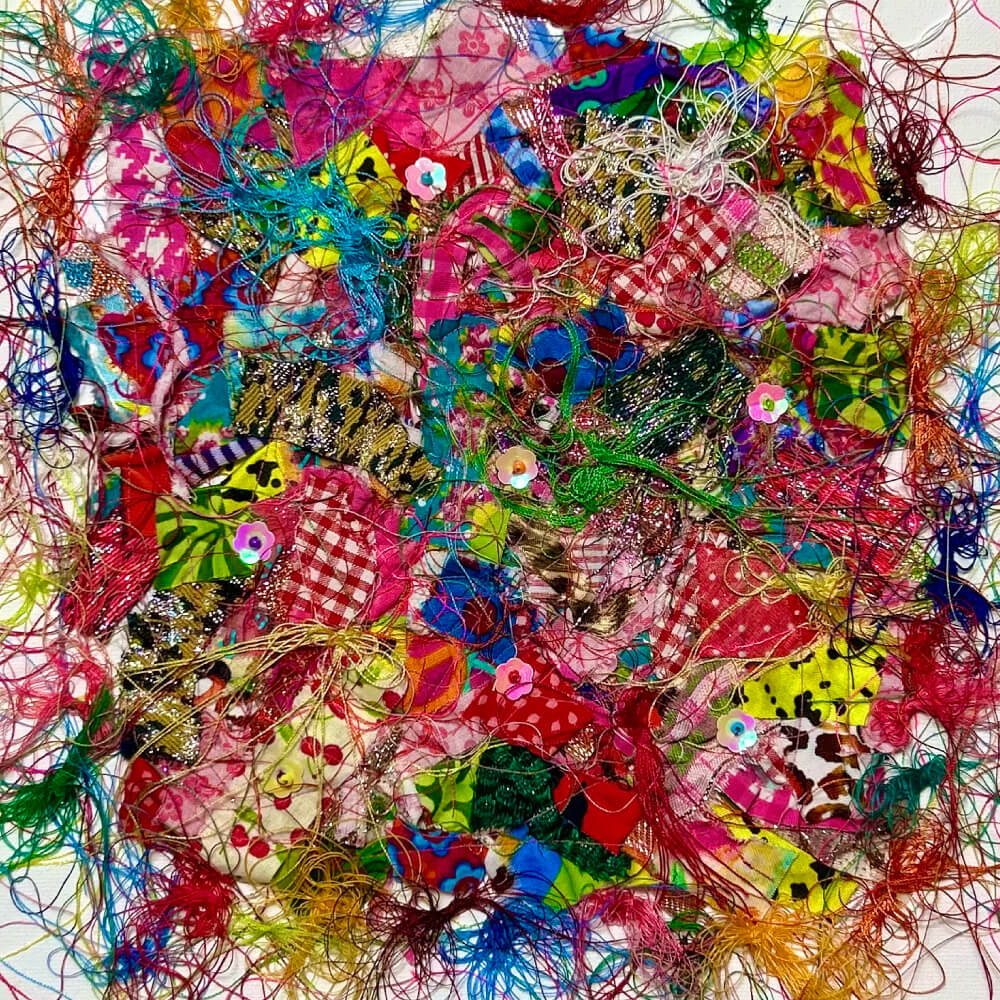 Œuvre originale réalisée à partir de matériaux issus de l’upcycling, cette composition associe fils de couture récupérés et fragments de textiles colorés pour donner naissance à une explosion visuelle et tactile