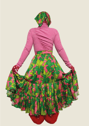 Cette jupe longue colorée rose et verte comprend une ceinture taille haute apportant structure et élégance, tandis que ses motifs intenses ajoutent une énergie créative incomparable.