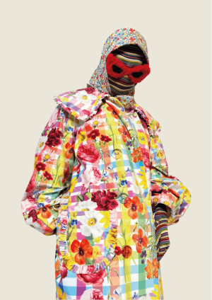 Ce manteau oversize coloré met en scène un motif exclusif développé de toutes pièces, où fleurs éclatantes et aplats colorés composent une symphonie visuelle. Ses volumes amplifiés redessinent le corps avec grâce.