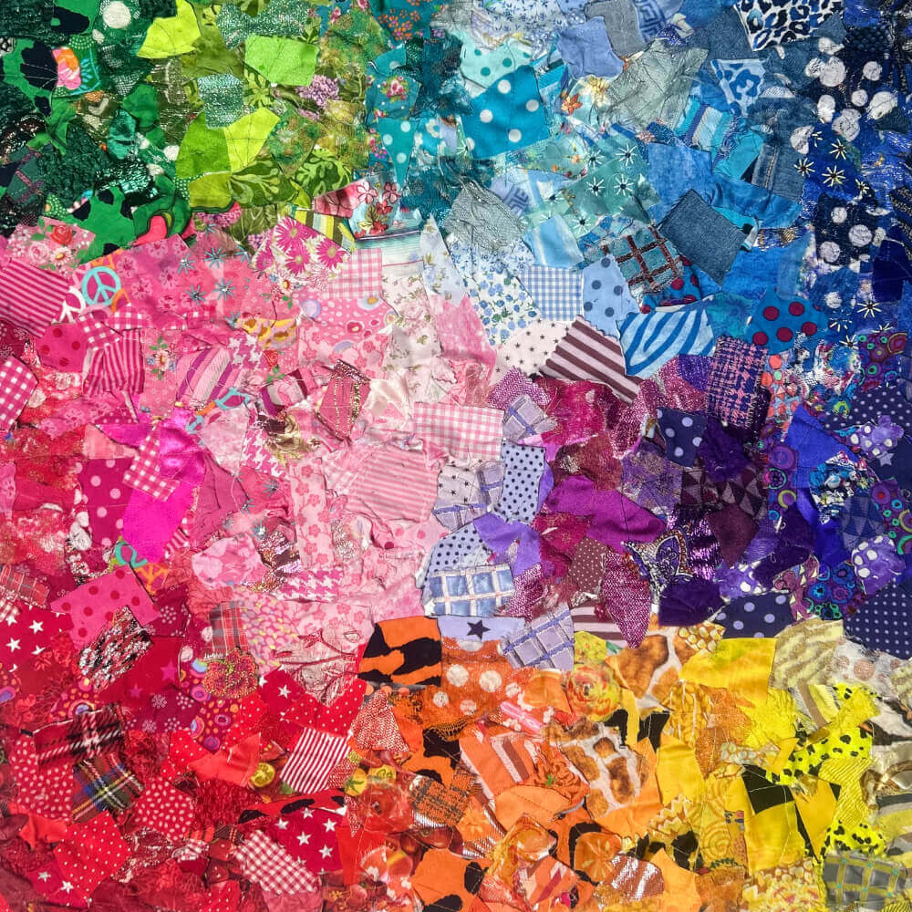 Oeuvre originale réalisée a partir de chutes de tissus, assemblé en un vibrant dégradé arc en ciel. Chaque fragment de tissu, uni ou a motifs , apporte texture et relief pour un rendu colore et chaleureux. Idéal pour illuminer un espace de vie, créer une atmosphère vivante et inspirante en donnant de la personnalité a votre intérieur.