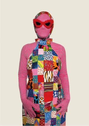 Cette robe patchwork est composée d’un assemblage vibrant de motifs contrastés. Son long lien dorsal, noué avec sophistication, apporte une dimension sculpturale à la pièce.