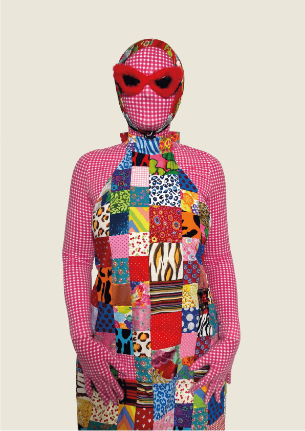 Cette robe patchwork est composée d’un assemblage vibrant de motifs contrastés. Son long lien dorsal, noué avec sophistication, apporte une dimension sculpturale à la pièce.