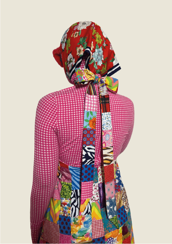 Cette robe patchwork est composée d’un assemblage vibrant de motifs contrastés. Son long lien dorsal, noué avec sophistication, apporte une dimension sculpturale à la pièce.