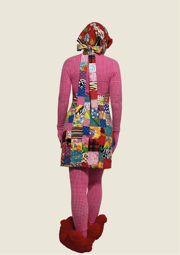 Cette robe patchwork est composée d’un assemblage vibrant de motifs contrastés. Son long lien dorsal, noué avec sophistication, apporte une dimension sculpturale à la pièce.