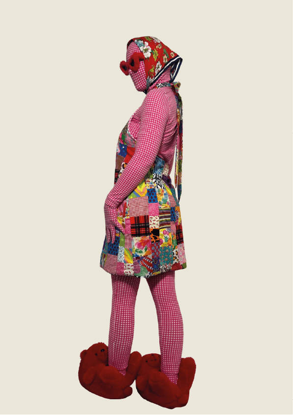 Cette robe patchwork est composée d’un assemblage vibrant de motifs contrastés. Son long lien dorsal, noué avec sophistication, apporte une dimension sculpturale à la pièce.