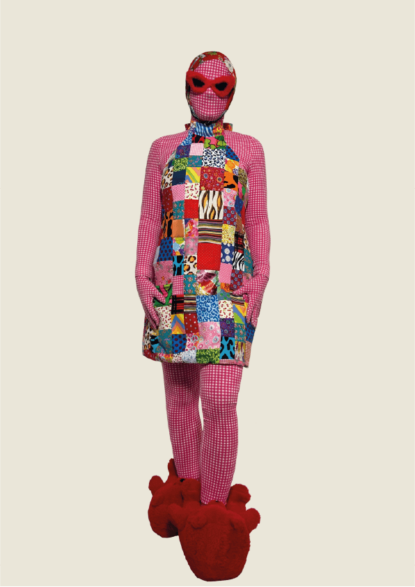 Cette robe patchwork est composée d’un assemblage vibrant de motifs contrastés. Son long lien dorsal, noué avec sophistication, apporte une dimension sculpturale à la pièce.