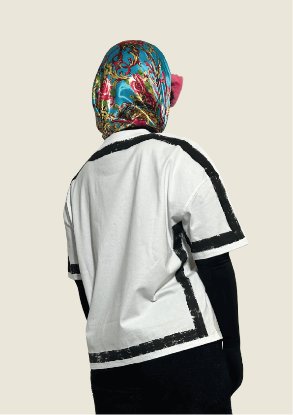 Une pièce d’exception : blanc pur, signature noir “DUCHESSE” et dos entièrement travaillé à la main. Un T-shirt unique, pensé comme un objet de collection pour un vestiaire sophistiqué.