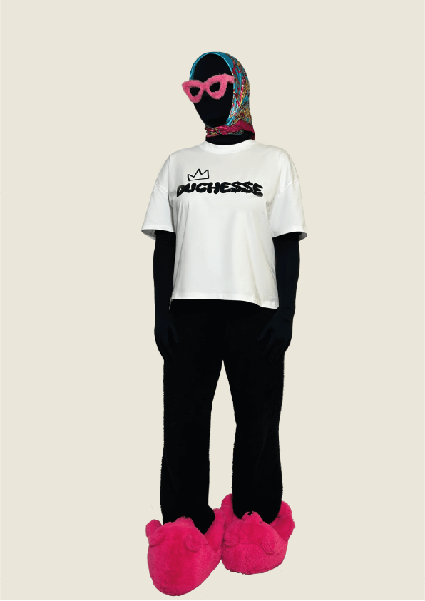 Une pièce d’exception : blanc pur, signature noir “DUCHESSE” et dos entièrement travaillé à la main. Un T-shirt unique, pensé comme un objet de collection pour un vestiaire sophistiqué.