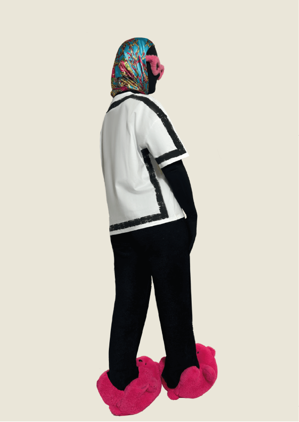 Une pièce d’exception : blanc pur, signature noir “DUCHESSE” et dos entièrement travaillé à la main. Un T-shirt unique, pensé comme un objet de collection pour un vestiaire sophistiqué.