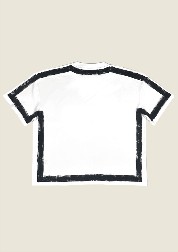 Une pièce d’exception : blanc pur, signature noir “DUCHESSE” et dos entièrement travaillé à la main. Un T-shirt unique, pensé comme un objet de collection pour un vestiaire sophistiqué.