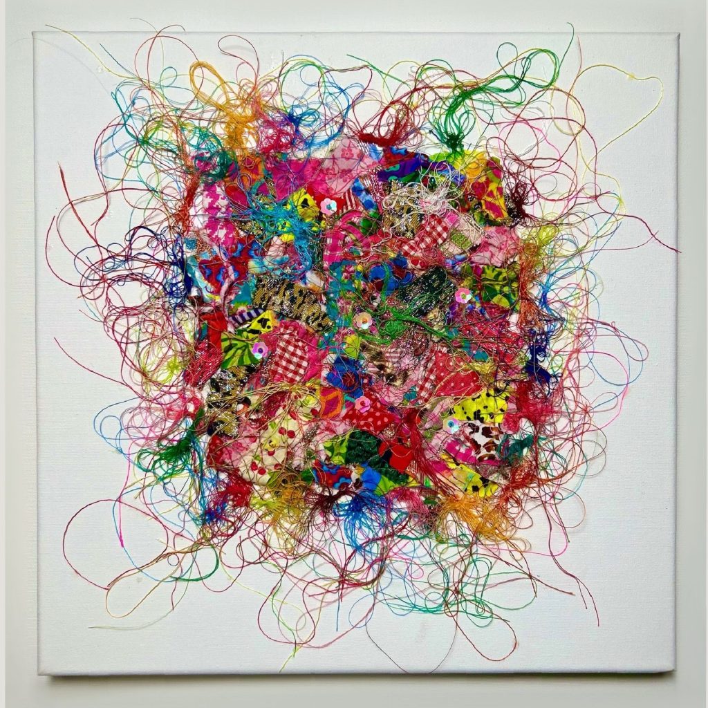 Œuvre originale réalisée à partir de matériaux issus de l’upcycling, cette composition associe fils de couture récupérés et fragments de textiles colorés pour donner naissance à une explosion visuelle et tactile