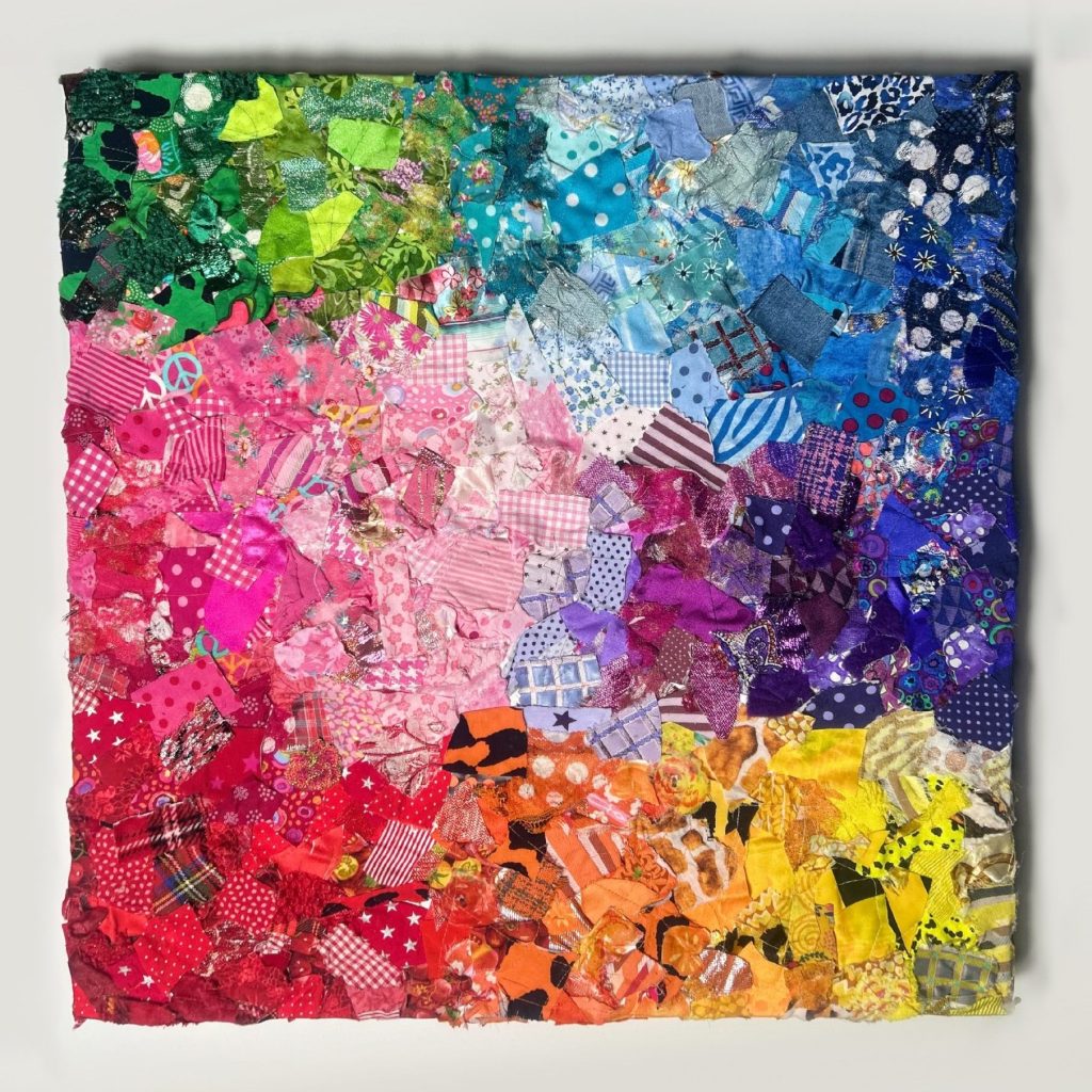 Oeuvre originale réalisée a partir de chutes de tissus, assemblé en un vibrant dégradé arc en ciel.
