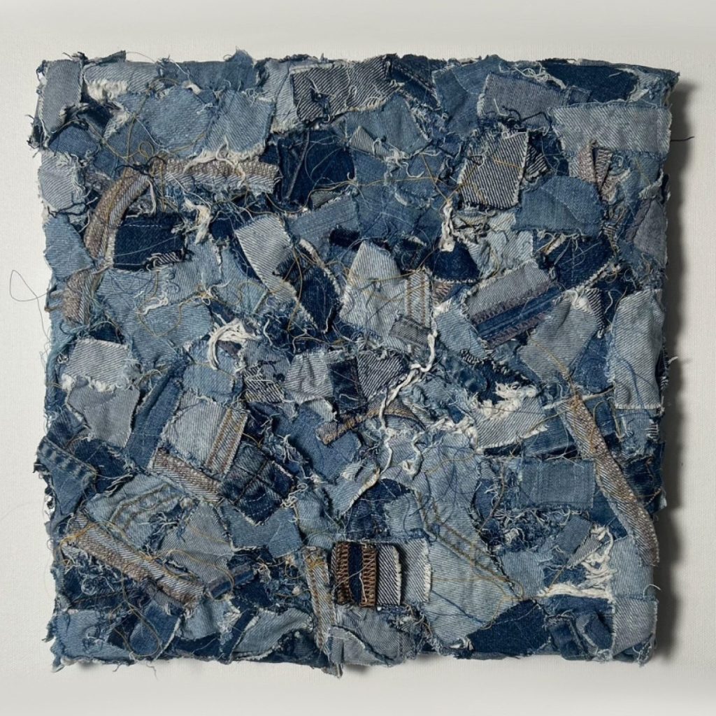 Seconde vie : collage textile sur toile blanche, tendue sur châssis