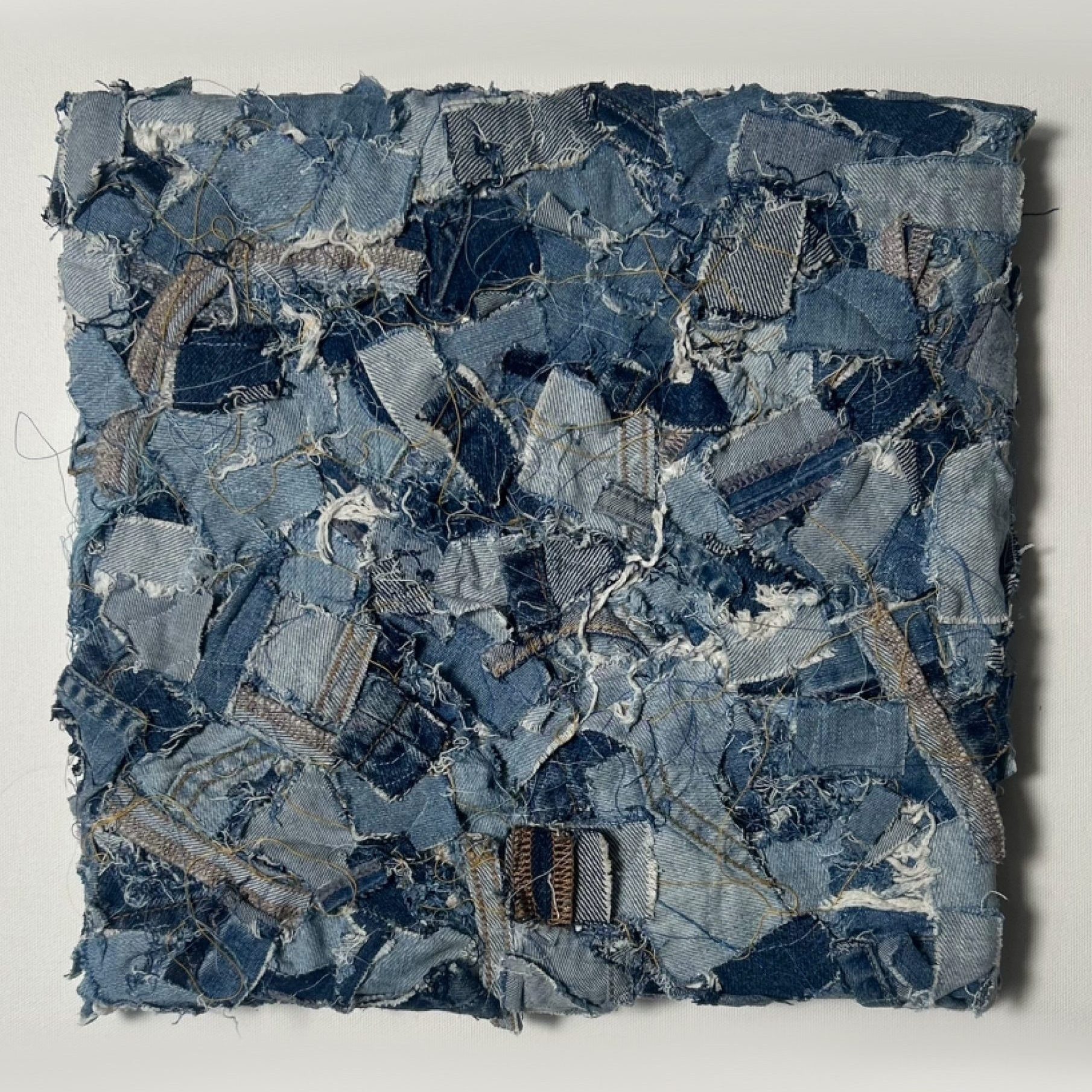 Seconde vie : collage textile sur toile blanche, tendue sur châssis