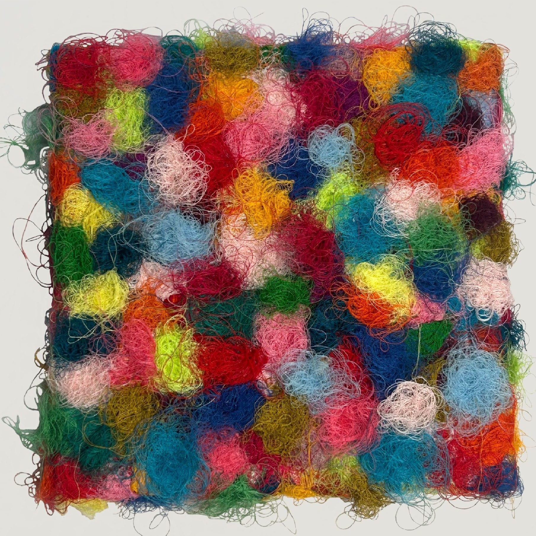 Cette pièce unique marie art textile et abstraction colorée. Réalisée à partir de fils (100 % coton)