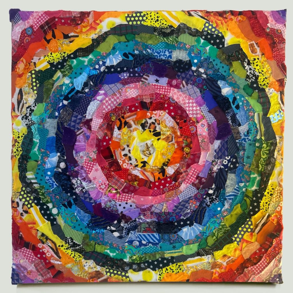 Création textile réalisée à partir de chutes de tissus, assemblés en cercles concentriques créant une explosion chromatique.