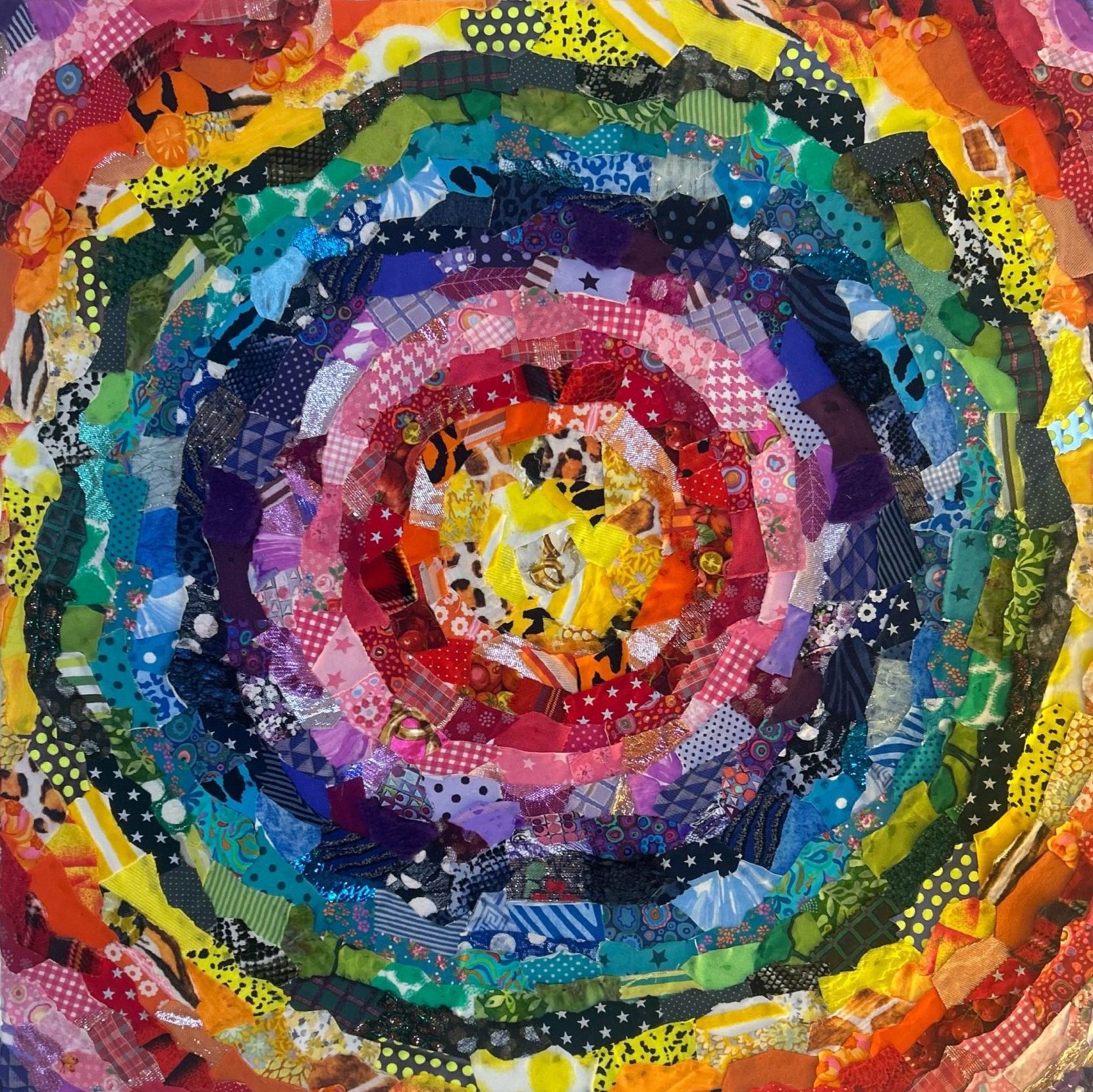 Création textile réalisée à partir de chutes de tissus, assemblés en cercles concentriques créant une explosion chromatique.