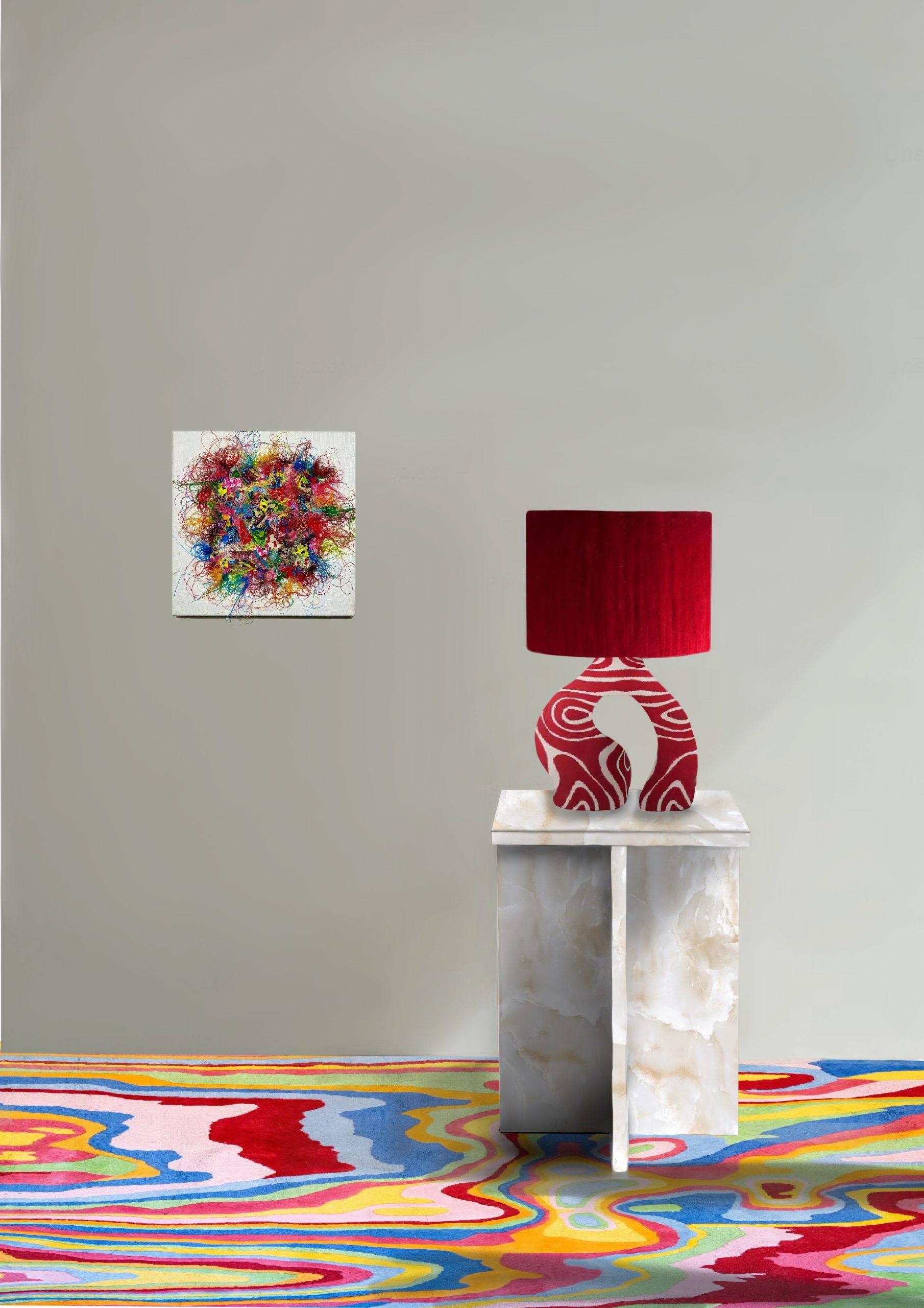 Tableau avec un patchwork de chutes de tissus multicolores composées de motifs variés ainsi que de fils multicolores 100 % coton entremêlés qui débordent en volutes hors du patchwork, orné de quelques sequins sur le dessus de l’oeuvre