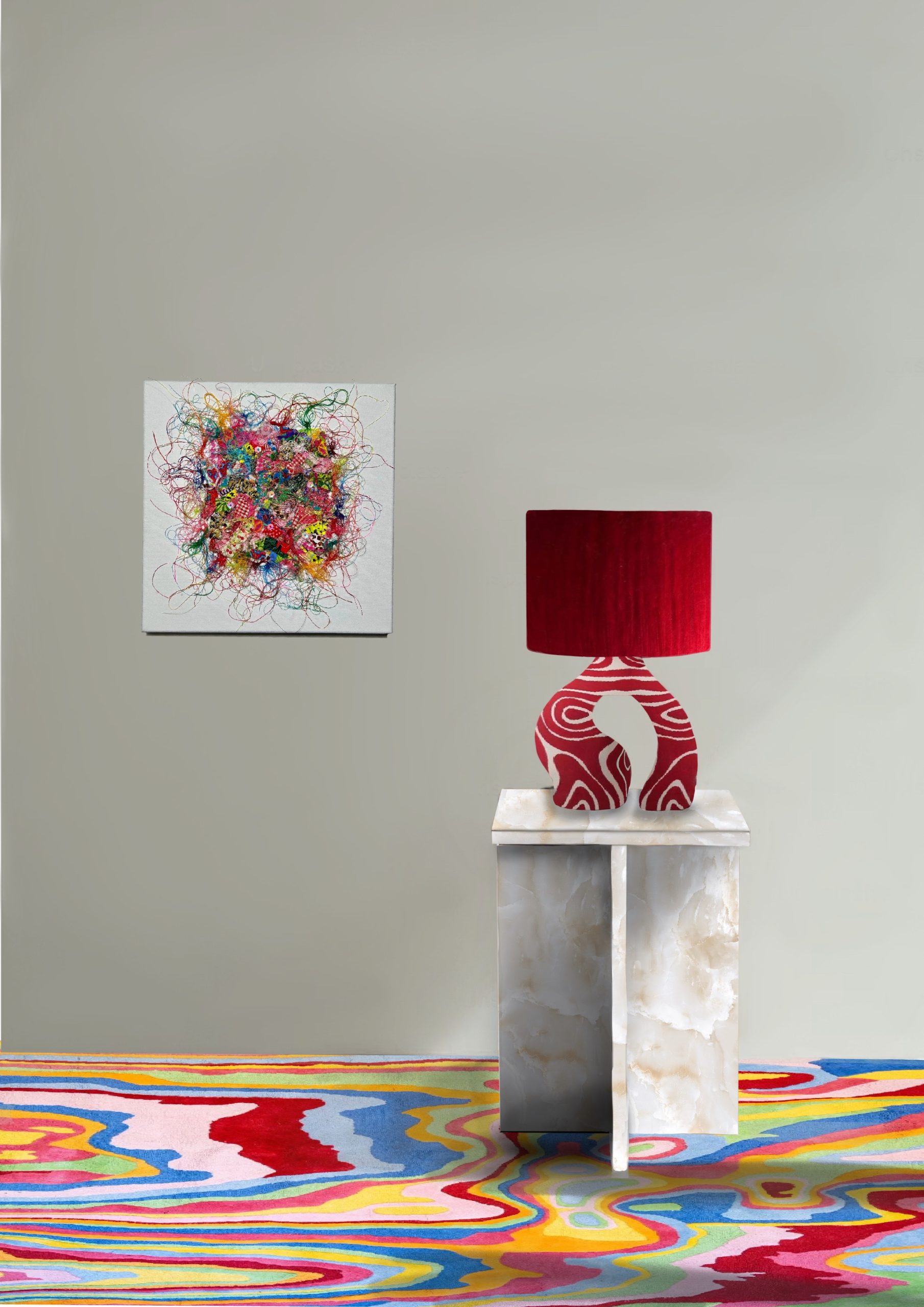 Œuvre originale réalisée à partir de matériaux issus de l’upcycling, cette composition associe fils de couture récupérés et fragments de textiles colorés pour donner naissance à une explosion visuelle et tactile