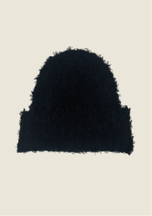 Ce bob en maille noire, se distingue par son revers dépliable, qui permet d’alterner entre un style structuré et une protection plus enveloppante. Avec sa texture douce et dense, il oﬀre une chaleur agréable tout en restant léger et respirant. À la fois fonctionnel et esthétique, ce bob constitue un accessoire hivernal polyvalent et raﬃné.