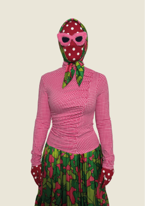 Le haut rose à carreaux “Silhouette Couture” sublime la silhouette grâce à sa coupe précise, ses fronces raﬃnées et son motif rose vibrant.