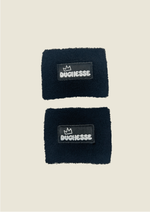 Un accessoire sportif réinventé : texture douce, noir profond et étiquette “DUCHESSE” brodée, surmontée de la couronne signature. Un détail fort, pensé pour sublimer un look street, fitness ou casual avec une touche exclusive.